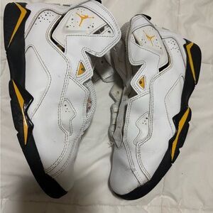 Boys size 2.5 Jordan’s